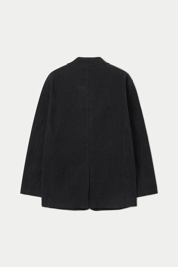 **(SET UP) 크리즈 코듀로이 루즈핏 셋업 재킷**은 남성용 아우터로, 가을과 겨울에 착용하기 좋은 두꺼운 두께감의 코듀로이 소재 셋업 재킷입니다. 캐주얼, 베이직 스타일로 일상복으로 활용하기 좋으며, 블랙 컬러의 무지 디자인이 특징입니다. 테일러드 코트 타입의 싱글 버튼 여밈 방식이며, 루즈핏으로 편안한 착용감을 선사합니다. 크리즈 디테일이 돋보이는 긴 소매 재킷입니다.
