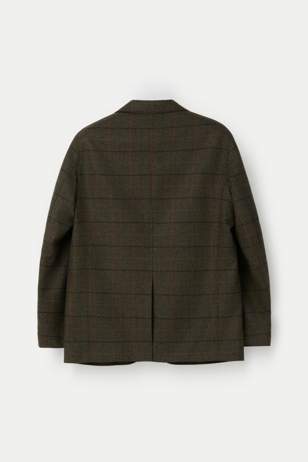 Mallalieus(말리아우스) 체크 뉴레귤러 재킷은 영국 Mallalieus(말리아우스) 社의 트위드 소재를 사용하여 제작되어 뛰어난 내구성과 보온성을 자랑합니다. 부드러운 촉감의 울 소재와 컴포트핏으로 편안한 착용감을 선사하며, 간절기와 겨울철에 활용하기 좋습니다. 클래식과 캐주얼 스타일을 모두 아우르는 디자인으로, 출근룩, 비즈니스 캐주얼, 모임룩 등 다양한 때와 장소와 목적에 활용할 수 있습니다. 브라운 컬러의 체크 패턴, 긴 소매, 싱글 버튼 여밈 방식, 패치 포켓, 2버튼 디테일이 돋보입니다.