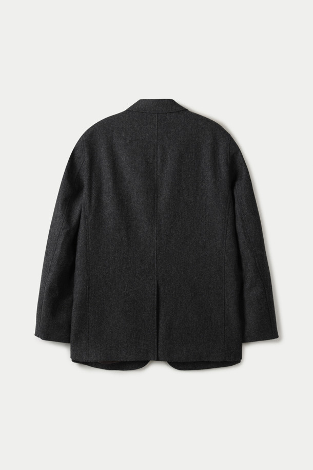 Mallalieus(말리에우스) 헤링본 뉴레귤러 재킷은 영국 Mallalieus(말리에우스)社의 트위드 소재로 제작되어 뛰어난 보온성과 내구성을 자랑합니다. 클래식과 캐주얼 무드를 넘나드는 디자인으로, 출근룩, 비즈니스 캐주얼, 겨울 데일리룩에 활용하기 좋습니다. 부드러운 촉감의 울 소재와 컴포트 핏으로 편안한 착용감을 선사하며, 2버튼 싱글 버튼 방식에 패치 포켓 디테일이 특징입니다. 간절기부터 겨울까지, 스타일리시하면서도 따뜻하게 몸을 감싸줍니다.