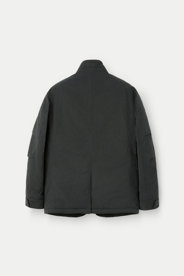 베노 올메텍스는 캐주얼, 미니멀, 클래식 스타일을 아우르는 공용 점퍼형 재킷입니다. 가을, 겨울 시즌에 적합하며, 일상 및 캐주얼 용도로 활용하기 좋습니다. 블랙 컬러의 무지 디자인으로 밀리터리 스타일의 무드를 연출합니다. 루즈핏으로 편안한 착용감을 선사하며, 지퍼와 스냅으로 여밈 방식을 갖췄습니다. 이탈리아 OLMETEX S.P.A 원단을 사용하여 부드러운 촉감을 자랑하며, 탈부착 가능한 이너 베스트와 3M 신슐레이트 충전재로 보온성을 높였습니다. 방수 기능과 내구성을 갖춰 출근룩, 여행룩 등 다양한 TPO에 활용 가능합니다.
