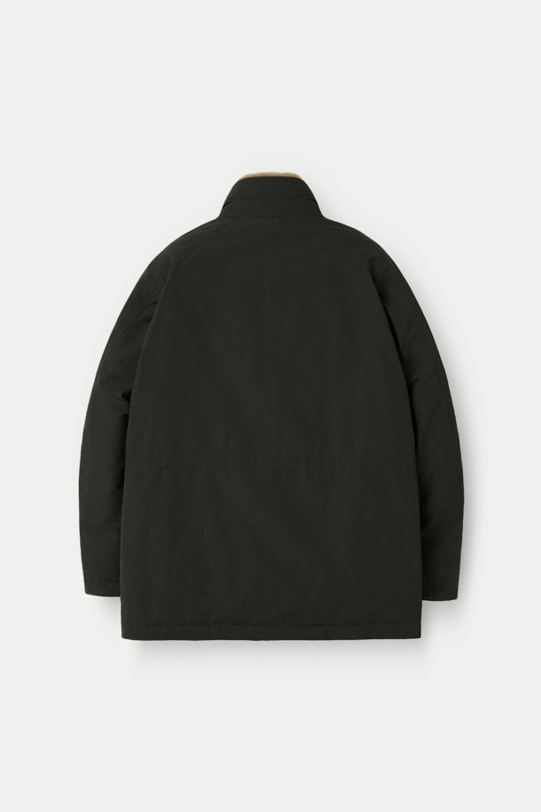 빈티지 무드를 더한 양털 카라 다운 재킷입니다. 넉넉한 루즈핏으로 편안한 착용감을 선사하며, 탈부착 가능한 양털 패널이 보온성을 높여줍니다. 소매 안쪽 니트 바람막이 디테일과 구조적인 실루엣이 특징이며, 다양한 이너 레이어링으로 스타일 연출이 용이합니다. 두꺼운 두께감과 부드러운 촉감의 폴리에스테르, 양모 혼방 소재로 제작되어 겨울철에도 따뜻하게 착용할 수 있습니다. 캐주얼, 미니멀, 클래식 등 어떤 스타일에도 잘 어울리는 블랙 컬러의 다운 재킷입니다.
