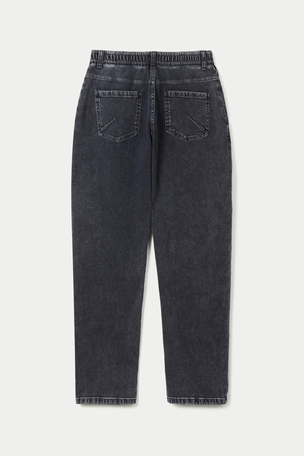 다이마루 블랙 워싱 릴렉스 데님팬츠는 캐주얼과 포멀 스타일을 모두 소화할 수 있는 데님 팬츠입니다. 스트레치 데님 소재로 제작되어 편안한 착용감을 선사하며, 빈티지 워싱으로 자연스러운 멋을 더했습니다. 켄톤 단추와 지퍼 여밈 디테일, 더블 스티치 보강으로 튼튼한 내구성을 자랑합니다. 허벅지부터 밑단까지 자연스럽게 좁아지는 릴랙스 핏으로, 다리가 길어 보이는 효과를 줍니다. 사계절 내내 활용 가능한 블랙 컬러의 긴 바지로, 다양한 스타일을 연출해보세요.
