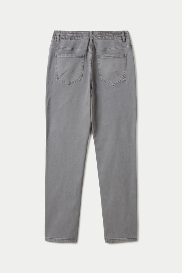 딥 컬러 다잉 스트레이트 데님 팬츠는 가먼트 다잉 기법을 사용하여 깊이 있는 네이비 컬러를 표현한 데님 팬츠입니다. 스트레치 데님 소재로 제작되어 편안한 착용감을 제공하며, 캐주얼 및 포멀 스타일 모두 소화 가능한 활용도를 자랑합니다. 켄톤 단추와 지퍼, 더블 스티치 보강으로 내구성을 높였으며, 스트레이트 핏으로 깔끔한 실루엣을 연출합니다. 비즈니스 캐주얼 및 출근룩에 적합하며, 미니멀하고 클래식한 스타일을 선호하는 분들께 추천합니다. 반드시 단독 세탁하여 관리하십시오.
