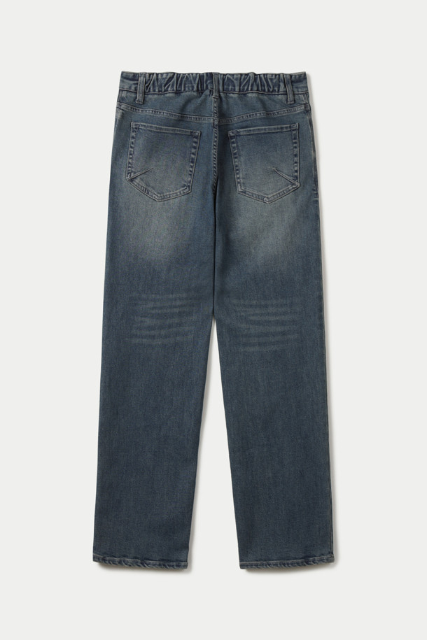 중청 루즈 스트레이트 데님 팬츠는 캐주얼과 빈티지 스타일을 모두 아우르는 매력적인 데님 팬츠입니다. 사계절 내내 활용 가능한 긴 기장의 바지로, 넉넉한 루즈핏과 스트레이트 핏이 편안하면서도 트렌디한 실루엣을 연출합니다. 중청 컬러에 워싱 디테일이 더해져 빈티지한 무드를 강조하며, 스트레치 데님 소재로 제작되어 활동성을 높였습니다. 브러쉬 워싱, 캣 워싱, 켄톤 단추, 더블 스티치 보강, 벨트고리 테이프 보강 등 섬세한 디테일이 돋보입니다. 데이트룩, 쇼핑룩 등 다양한 상황에 맞춰 캐주얼하거나 클래식하게 스타일링할 수 있습니다.
