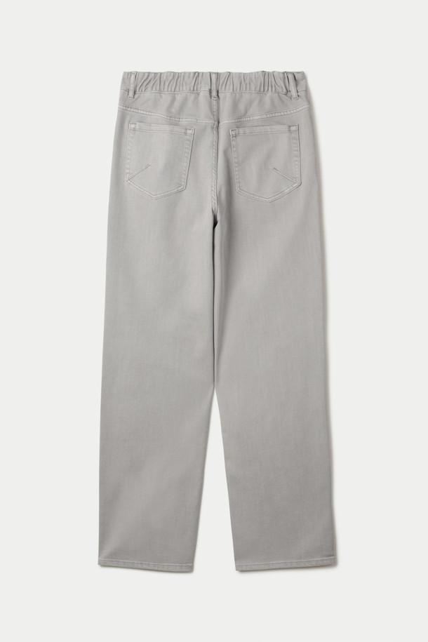 더티크림 루즈스트레이트 데님 팬츠는 오일 워싱 가공을 통해 빈티지한 멋을 살린 그레이 컬러 데님 팬츠입니다. 데이트룩, 쇼핑룩에 어울리는 캐주얼, 클래식, 미니멀 스타일로 연출하기 좋습니다. 면과 폴리우레탄 혼방의 신축성 있는 스트레치 소재로 편안한 착용감을 제공하며, 루즈핏과 스트레이트핏으로 디자인되어 어떤 체형에도 잘 어울립니다. 켄톤 단추와 지퍼, 더블 스티치 보강으로 튼튼하게 제작되어 오랫동안 착용할 수 있습니다.
