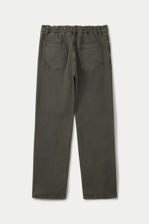 본딩 이중지 다잉 루즈스트레이트 데님팬츠는 가을, 겨울 시즌에 어울리는 데님팬츠입니다. 캐주얼, 클래식, 미니멀 스타일을 모두 소화할 수 있으며, 출근룩이나 모임룩으로 활용하기 좋습니다. 카키 색상의 무지 패턴으로 제작되었으며, 두꺼운 두께감의 본딩 이중지 원단을 사용하여 보온성을 높였습니다. 루즈핏과 스트레이트 핏으로 편안한 착용감을 선사하며, 가먼트 다잉 처리로 자연스러운 색감을 표현했습니다. 켄톤 단추와 지퍼, 더블 스티치 보강으로 내구성을 높였으며, 이염에 주의하여 단독 세탁하는 것을 권장합니다.
