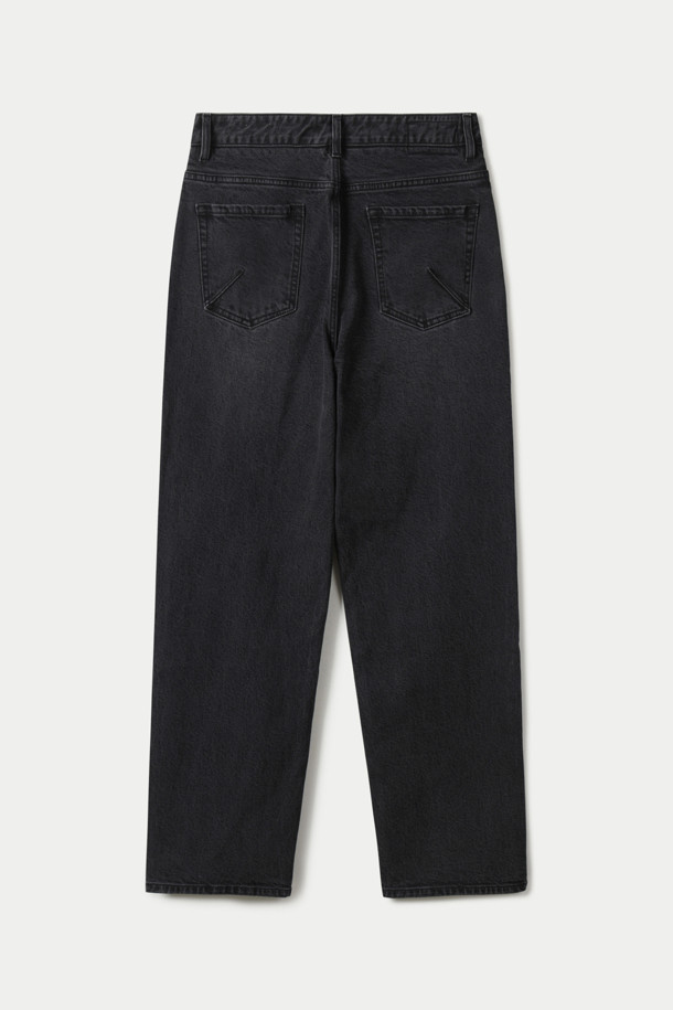 세련된 스타일을 연출하는 와이드 데님 팬츠입니다. 부드러운 면과 폴리우레탄 혼방 소재로 제작되어 편안한 착용감을 선사하며, 빈티지 워싱 처리로 은은한 멋을 더했습니다. 넉넉한 와이드핏과 루즈핏으로 트렌디한 실루엣을 완성하며, 데이트룩이나 쇼핑룩에 잘 어울립니다. 코인 포켓과 켄톤 단추, 지퍼 디테일은 물론, 더블 스티치 보강으로 내구성을 높였습니다. 그레이 컬러로 어떤 상의에도 쉽게 매치하여 캐주얼하면서도 미니멀한 스타일을 연출할 수 있습니다.
