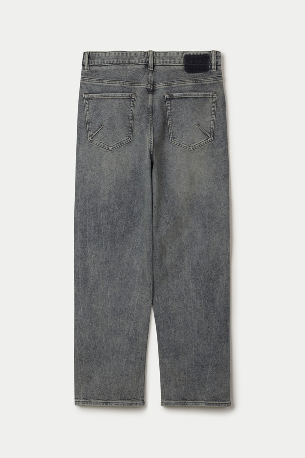 세련된 돌청 워싱 디테일이 돋보이는 여성용 와이드 데님 팬츠입니다. 넉넉한 루즈핏으로 편안함과 스타일리시함을 동시에 만족시키며, 데이트룩이나 산책룩에 활용하기 좋습니다. 그레이 컬러의 무지 디자인으로 어떤 상의와도 쉽게 매치하여 캐주얼하고 미니멀한 스타일을 연출할 수 있습니다. 봄, 여름, 가을, 계절에 구애받지 않고 즐겨 입을 수 있으며 뻣뻣한 데님 소재 특유의 견고한 느낌을 선사합니다. 밴딩이 없어 깔끔한 핏을 연출하며, 워싱 디테일이 빈티지한 무드를 더합니다.
