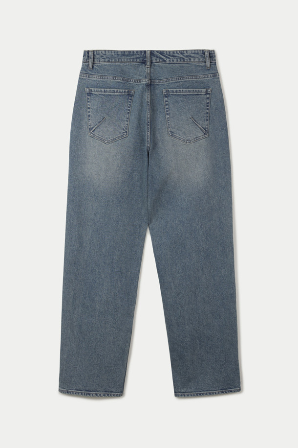 중청 와이드 데님팬츠는 편안하고 스타일리시한 일상룩을 위한 완벽한 선택입니다. 캐주얼과 빈티지 무드를 동시에 느낄 수 있으며, 사계절 내내 활용 가능한 실용적인 아이템입니다. 넉넉한 와이드 핏과 루즈핏으로 편안한 착용감을 제공하며, 빈티지 워싱과 스트레치 데님 소재로 활동성을 높였습니다. 코인포켓, 켄톤 단추, 지퍼, 더블 스티치 등 디테일 요소들이 돋보이며, 동네 마실룩 또는 여행룩에 미니멀한 스타일을 더해줍니다.
