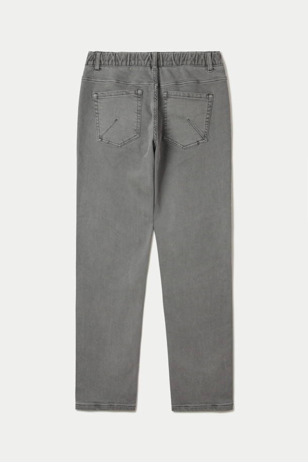 컬러다잉 힙스터 데님 팬츠는 가먼트 다잉 기법으로 빈티지한 그레이 컬러감을 살린 데님 팬츠입니다. 스트레치 데님 소재를 사용하여 편안한 착용감을 제공하며, 슬림핏과 힙스터핏으로 캐주얼 또는 포멀 스타일 모두 연출 가능합니다. 출근룩과 비즈니스 캐주얼에 적합하며, 클래식, 미니멀 스타일을 선호하는 분들께 추천합니다. 보온성을 높이기 위해 기모 처리를 하였으며, 켄톤 단추와 지퍼, 더블 스티치로 내구성을 강화했습니다. 세탁 시에는 단독 세탁을 권장합니다.
