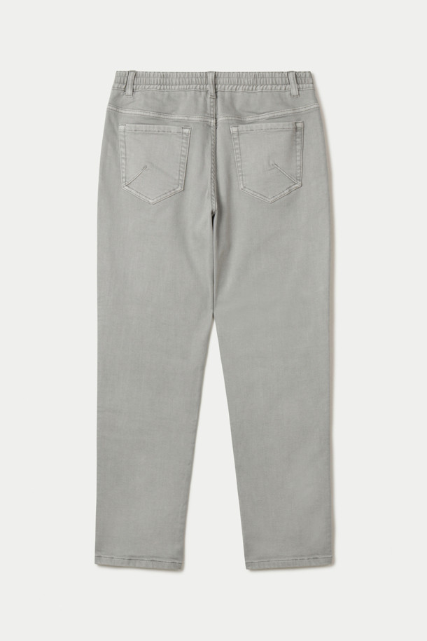 기모 루나다잉 릴렉스 데님 팬츠는 부드러운 기모 안감으로 따뜻함을 더한 겨울용 데님 팬츠입니다. 가먼트 다잉 기법을 사용하여 은은하고 자연스러운 색감의 그레이 컬러를 구현했으며, 스트레치 데님 소재로 편안한 착용감을 선사합니다. 릴렉스 핏으로 여유로운 실루엣을 연출하며, 켄톤 단추와 지퍼, 더블 스티치 보강으로 내구성을 높였습니다. 출근룩과 비즈니스 캐주얼은 물론 캐주얼, 클래식, 미니멀 스타일까지 소화 가능한 활용도 높은 아이템입니다. 단독 세탁을 권장합니다.
