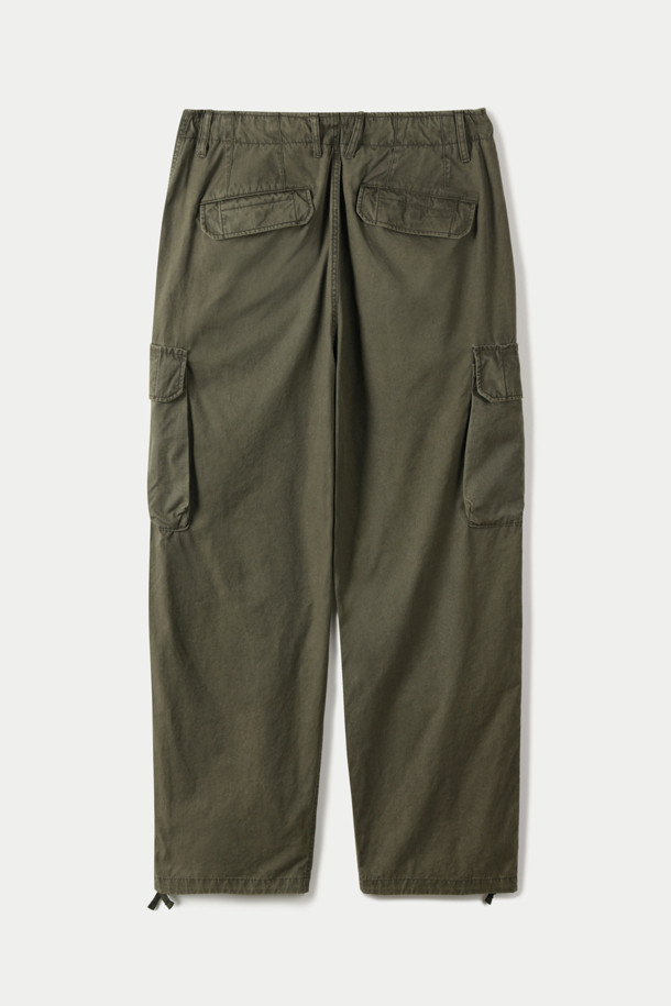 피그먼트 워싱 와이드 카고 팬츠는 밀리터리 무드와 빈티지한 스타일을 담아낸 카고 팬츠입니다. 면 소재로 제작되어 부드러운 촉감을 선사하며, 봄, 여름, 가을 시즌에 착용하기 좋습니다. 와이드핏으로 편안함을 강조했으며, 피그먼트 가공과 가먼트 워싱을 거쳐 자연스러운 색감과 빈티지한 멋을 더했습니다. 플랩 카고 포켓과 거셋 구조, 스트링 밑단 디테일로 실용성과 스타일을 모두 갖췄으며, 밑단 스트링으로 실루엣 조절이 가능합니다.
