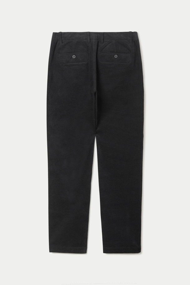 겨울철 따뜻함과 스타일을 책임지는 변형 코듀로이 릴렉스 팬츠입니다. 부드러운 촉감의 코듀로이 소재에 안감을 더해 보온성을 높였으며, 허리 양쪽 밴딩으로 편안한 착용감을 선사합니다. 허벅지는 여유롭고 밑단으로 갈수록 좁아지는 릴렉스 핏으로 트렌디한 실루엣을 연출합니다. 버팔로 혼 버튼과 뒷포켓 스티치 장식으로 은은한 포인트를 더했으며, 캐주얼, 클래식, 미니멀 스타일 모두 소화 가능합니다. 출근룩과 모임룩에 활용하여 멋스러운 스타일을 완성해보세요.
