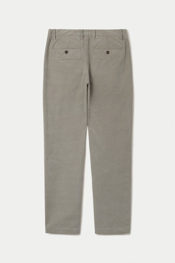 (Set up) 변형 코듀로이 릴렉스 팬츠는 부드러운 촉감의 코듀로이 소재로 제작되어 겨울철 따뜻하게 착용할 수 있는 긴 바지입니다. 릴렉스 핏으로 편안함을 강조했으며, 허리 양쪽에 밴딩 처리가 되어 있어 활동성을 높였습니다. 버팔로 혼 버튼과 뒷포켓 스티치 장식으로 은은한 포인트를 더했으며, 셋업으로도 활용 가능하여 다양한 스타일을 연출할 수 있습니다. 캐주얼, 클래식, 미니멀 스타일을 즐겨 입는 분들께 추천하며, 출근룩, 비즈니스 캐주얼, 모임룩 등 TPO에 맞춰 활용하기 좋습니다.
