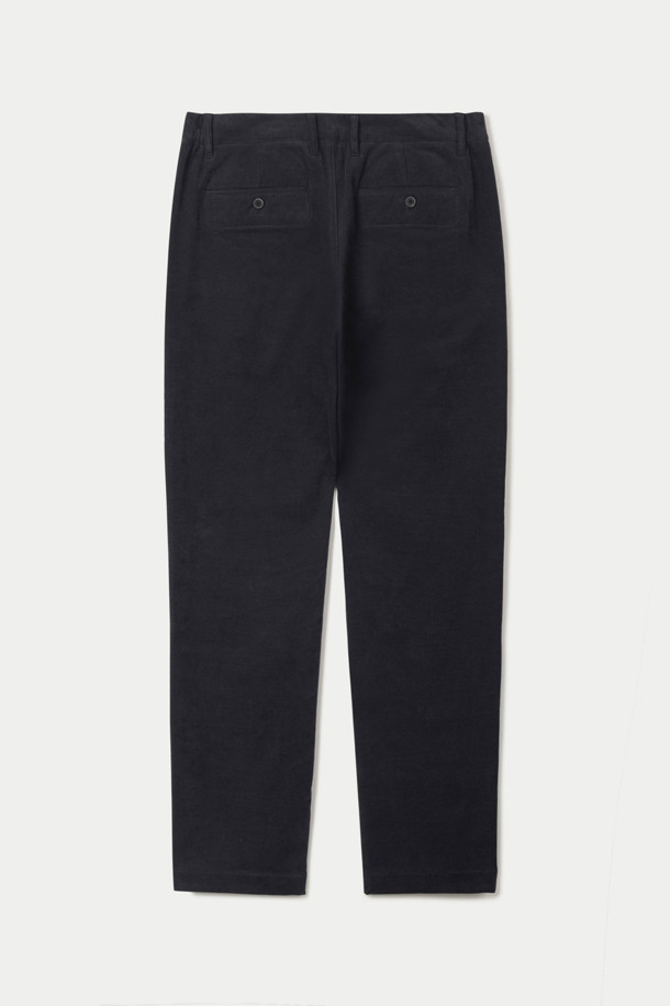 (Set up) 변형 코듀로이 릴렉스 팬츠는 겨울철 캐주얼 및 세미 포멀 스타일을 아우르는 코듀로이 바지입니다. 릴랙스 핏으로 편안함을 강조하며, 허리 양쪽 밴딩으로 활동성을 더했습니다. 부드러운 촉감의 두꺼운 코듀로이 소재에 고밀도 안감을 더해 보온성을 높였습니다. 허벅지는 여유롭고 밑단으로 갈수록 좁아지는 실루엣으로, 셋업 연출이 가능합니다. 버팔로 혼 버튼과 뒷포켓 스티치 장식이 디테일을 더해 출근룩, 비즈니스 캐주얼, 모임룩 등 다양한 TPO에 활용 가능합니다.
