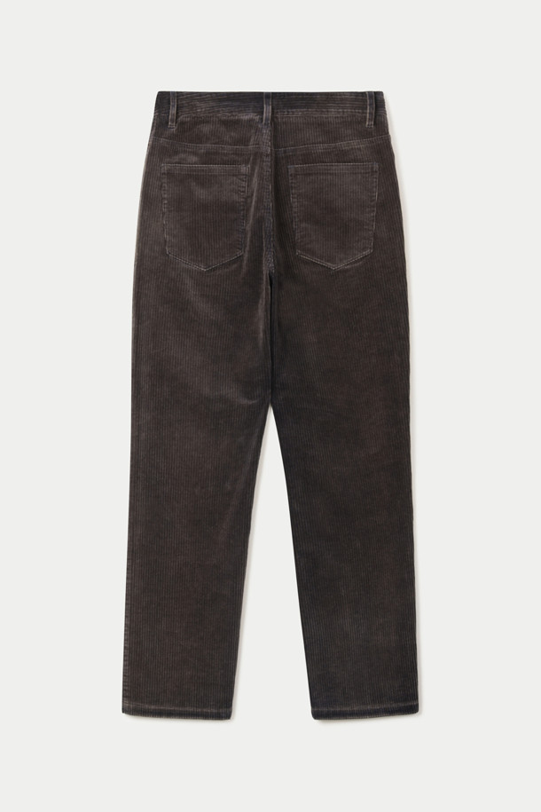 부드러운 촉감의 워싱 코듀로이 루즈 스트레이트 팬츠입니다. 힙과 허벅지에 여유를 주어 편안한 착용감을 선사하며, 데일리룩과 일상룩에 활용하기 좋습니다. 특수가공 워싱 처리된 브라운 컬러의 무지 디자인으로, 빈티지하고 캐주얼한 스타일을 연출합니다. 간절기와 겨울철에 적합하며, 5포켓 디자인과 리벳 장식으로 포인트를 더했습니다. 신축성 있는 면과 코듀로이 혼방 소재에 고밀도 안감을 사용하여 부드러움을 더했습니다.
