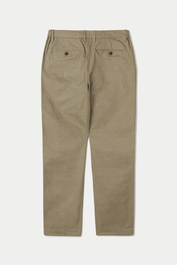 사틴스판 브러시드 카치온 스트레이트 팬츠는 부드러운 촉감의 면과 사틴 혼방 소재로 제작된 긴 기장의 바지입니다. 미니멀한 스타일의 베이지 색상으로, 데일리룩과 일상복에 적합하며 오피스룩과 모임룩으로도 활용할 수 있습니다. 허리 양쪽 밴딩 처리로 편안한 착용감을 선사하며, 릴렉스핏과 스트레이트 핏, 테이퍼드 핏으로 디자인되어 다양한 스타일을 연출할 수 있습니다. 빈티지한 외관과 워시드 아웃 효과, 피치 가공, 카치온 염색, 가먼트 워싱 처리를 통해 은은한 멋을 더했으며, 버팔로 혼 버튼을 사용하여 고급스러움을 더했습니다. 고밀도 안감으로 부드러운 착용감을 느낄 수 있습니다.
