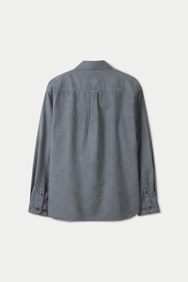 피그다잉 솔리드 릴렉스 셔츠는 빈티지하고 클래식한 스타일을 선호하는 분들을 위한 제품입니다. 옥스포드 조직 면 소재로 제작되어 봄, 가을 간절기에 착용하기 좋으며, 릴랙스핏과 세미루즈핏으로 편안한 착용감을 선사합니다. 가슴 사선 포켓 디자인과 피그먼트 다잉 기법을 적용하여 은은한 페이드아웃 효과를 연출해 더욱 멋스러운 분위기를 더합니다. 기본 칼라의 긴 소매 셔츠로, 데이트룩, 카페룩, 가을 나들이룩 등 다양한 TPO에 활용하기 좋습니다. 단독 세탁을 권장합니다.
