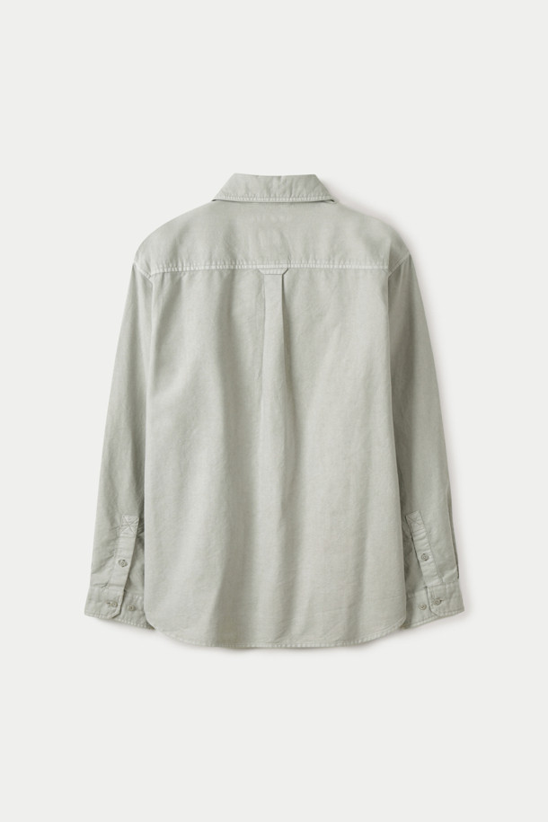 피그다잉 솔리드 릴렉스 셔츠는 빈티지하고 클래식한 스타일을 즐기는 분들을 위한 셔츠입니다. 연그레이 색상의 면 소재로 제작되어 봄, 여름, 가을 계절에 활용하기 좋으며, 릴랙스핏과 세미루즈핏으로 편안한 착용감을 선사합니다. 가슴 사선 포켓 디테일이 돋보이며, 옥스포드 조직으로 제작되어 내구성이 우수합니다. 피그먼트 다잉 가공으로 자연스러운 색감과 빈티지한 멋을 더했으며, 데이트룩, 출근룩 등 다양한 TPO에 맞춰 클래식, 미니멀, 캐주얼 스타일을 연출할 수 있습니다. 단독 세탁을 권장합니다.
