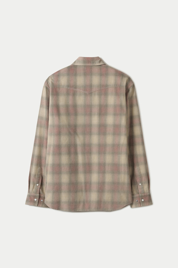 따뜻한 감성의 코듀로이 소재와 웨스턴 스타일이 만난 코듀로이 웨스턴 체크 셔츠입니다. 베이지와 브라운 컬러의 옴브레 체크 패턴이 빈티지하면서도 캐주얼한 무드를 연출합니다. 가볍고 부드러운 코듀로이 소재로 간절기와 겨울에 따뜻하게 착용하기 좋습니다. 진주 스냅 버튼, 뾰족한 요크, 가슴 플랩 포켓 디테일이 웨스턴 스타일을 강조하며, 레귤러 핏으로 편안하게 착용 가능합니다. 클래식과 캐주얼 스타일을 모두 소화할 수 있는 활용도 높은 아이템입니다.
