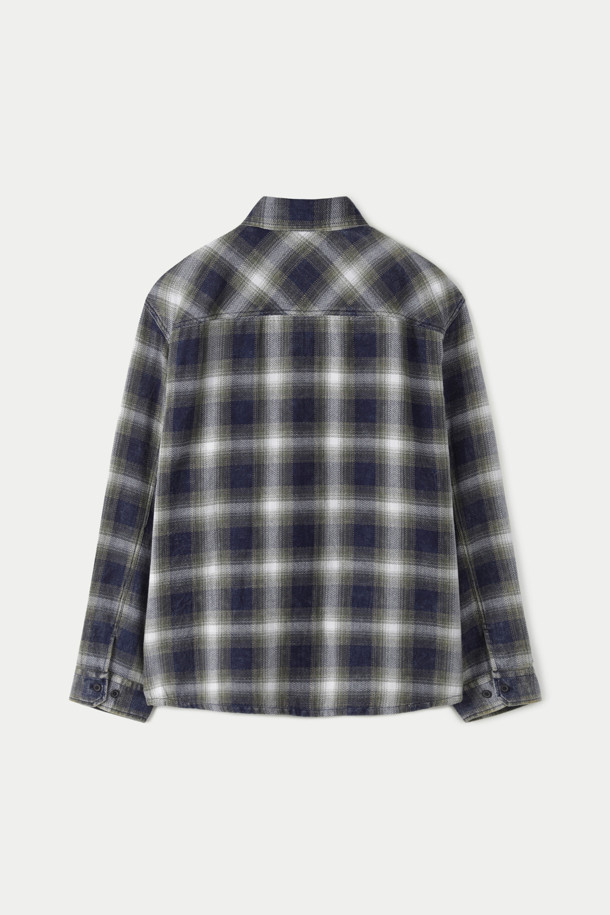인디고 워싱 체크 오버핏 셔츠는 남성용 셔츠로, 캐주얼하고 미니멀한 스타일을 연출하기 좋습니다. 데이트룩이나 봄 소풍룩에 어울리며, 부드러운 데님 소재에 워싱 가공을 더해 편안한 착용감을 선사합니다. 차이나칼라와 긴 소매, 체크 패턴이 특징이며, 레귤러 기장으로 제작되었습니다. 오버핏으로 트렌디한 스타일을 연출할 수 있으며, 봄, 가을에 활용하기 좋습니다.
