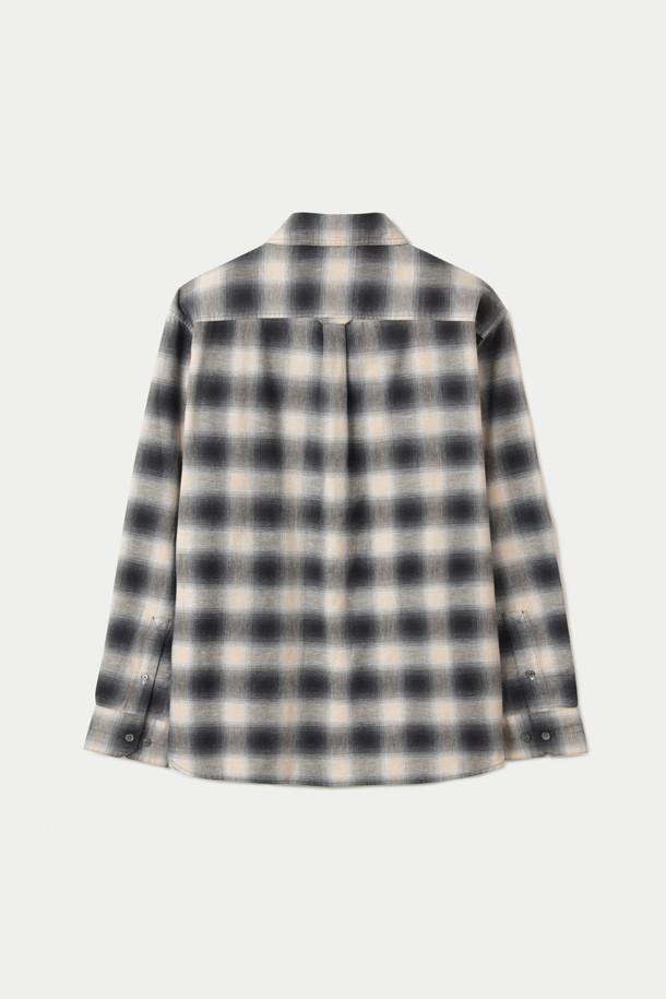 알비아떼 옴브레 체크 릴렉스 셔츠는 이탈리아 ALBINI 그룹의 Albiate 1830 소재를 사용하여 제작되었습니다. 블랙, 화이트, 그레이 색상으로 구성되어 있으며, 데일리룩과 포멀룩 모두 활용 가능합니다. 릴렉스 핏에 기본 칼라 디자인으로 편안하면서도 클래식한 무드를 연출합니다. 내추럴 스트레치성과 견고한 조직감, 버튼 플라켓과 커프스가 특징이며, 오피스룩, 비즈니스 캐주얼, 모임룩에 적합합니다. 미니멀하고 시크한 스타일을 선호하는 분들께 추천합니다.
