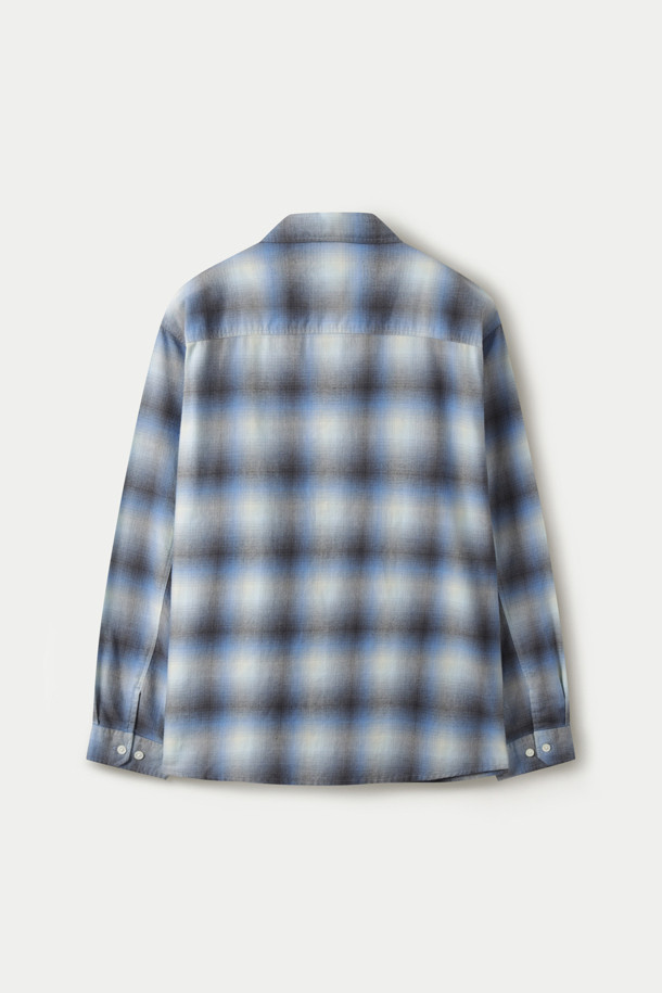 SOMELOS (소멜로스) 블루 옐로우 옴브레 체크 오버핏 셔츠는 간절기, 가을, 초겨울에 어울리는 셔츠입니다. 부드러운 촉감의 고밀도 면사를 사용하여 제작되었으며, 블루와 옐로우 컬러의 옴브레 체크 패턴이 돋보입니다. 드롭 숄더, 플라켓 & 커프스 & 포켓 디테일로 디자인의 완성도를 높였으며, 오버핏으로 편안한 착용감을 선사합니다. 캐주얼, 클래식, 미니멀 스타일 모두 소화 가능한 베이직 셔츠입니다.
