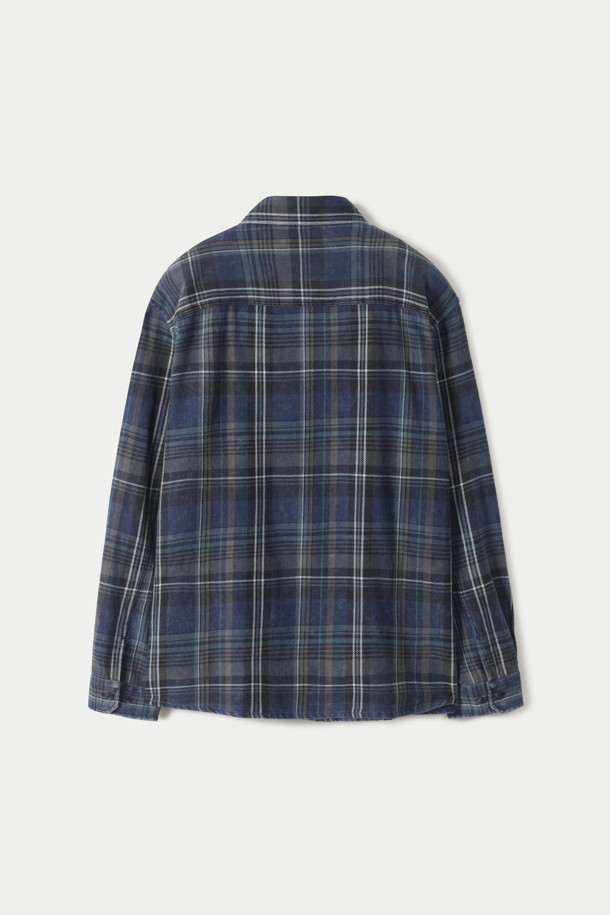 빈티지 워싱 체크 오버형 셔츠는 남녀 모두 착용 가능한 캐주얼하고 베이직한 스타일의 상의입니다. 네이비와 블루 두 가지 색상으로 출시되었으며, 봄, 가을에 적합합니다. 100% 면 소재로 제작되어 부드러운 촉감을 선사하며, 레귤러 기장에 오버핏으로 편안하게 착용할 수 있습니다. 체크 패턴과 워싱 가공, 빈티지 디테일이 돋보이는 긴소매 셔츠입니다. 카라 디자인으로 깔끔한 느낌을 더했습니다.
