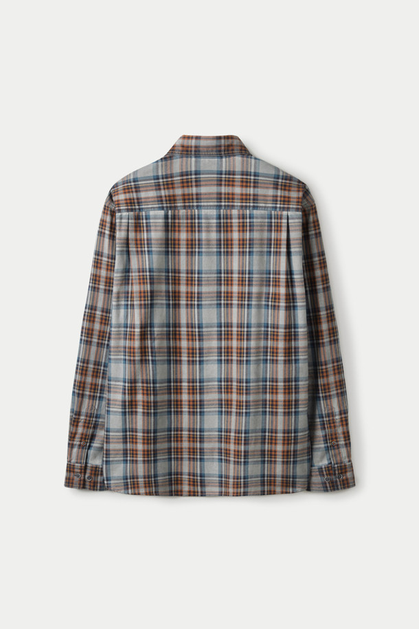 피그다잉 체크셔츠는 베이직하면서 워크웨어 무드를 더한 공용 셔츠입니다. 사계절 착용 가능하며, 레귤러핏과 레귤러 기장으로 편안한 착용감을 선사합니다. 부드러운 면 소재에 피치 가공을 더해 포근한 촉감을 느낄 수 있으며, 루나 다잉 가공으로 은은한 멋을 더했습니다. 워크셔츠 스타일의 양쪽 가슴 포켓 디테일과 차이나칼라 디자인이 특징이며, 이염에 주의하여 단독 세탁하는 것이 좋습니다. 동네 마실룩, 여행룩 등 캐주얼, 워크웨어, 클래식 스타일로 다양하게 연출해보세요.
