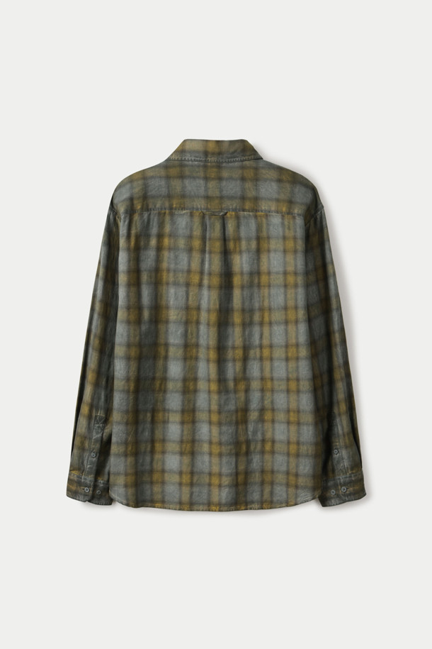 **루나다잉 옐로우 체크 셔츠**는 빈티지 무드와 미니멀한 스타일을 동시에 연출할 수 있는 상의입니다. 부드러운 촉감의 면 소재와 릴렉스 핏으로 편안한 착용감을 선사하며, 클래식 카라와 긴소매 디자인이 특징입니다. 고밀도 트윌 조직과 루나 다잉 가공을 통해 은은한 텍스처를 살렸으며, 옐로우 컬러의 체크 패턴이 돋보입니다. 데이트룩과 카페룩에 잘 어울리며, 단독 세탁을 권장하고 이염에 주의하여 관리해야 합니다. 버튼 플라켓 디테일이 돋보이는 셔츠로, 미니멀, 클래식, 캐주얼 스타일을 즐기는 분들께 추천합니다.
