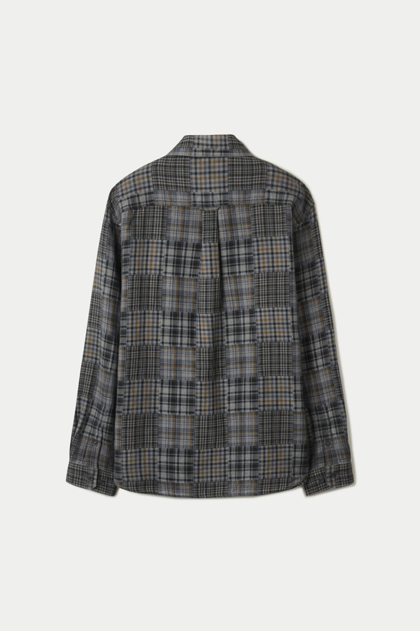 루나다잉 패치워크 체크 릴렉스 셔츠는 빈티지 무드와 캐주얼 스타일을 넘나드는 긴 소매 셔츠입니다. 루나 다잉 공법으로 은은한 멋을 더했으며, 이중 두께감으로 견고한 촉감을 선사합니다. 기본 칼라와 버튼 플라켓, 커프스 디테일로 클래식한 분위기를 연출하며, 이너 또는 아우터로 활용 가능합니다. 체크와 패치워크 패턴이 조화롭게 어우러져 데이트룩이나 카페룩에 돋보이는 포인트를 더합니다. 단독 세탁을 권장하며, 이염에 유의하여 관리하십시오.
