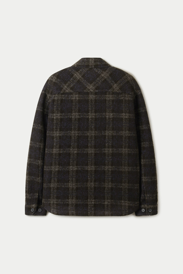 **울혼방 브라운 체크 아우터 셔츠**는 가을과 겨울, 클래식한 무드를 연출하는 아우터 셔츠입니다. 부드러운 울 소재와 레귤러핏으로 편안한 착용감을 선사하며, 이탈리아 LANIFICIO ROMA S.R.L 원단을 사용하여 고급스러움을 더했습니다. 브라운 컬러의 체크 패턴은 미니멀, 시크한 스타일을 연출하기 좋으며 출근룩, 비즈니스 캐주얼, 모임룩 등 다양한 TPO에 활용 가능합니다. 3M 신슐레이트 충전재와 곡선 사선 포켓, 소뿔 단추 디테일이 돋보입니다. 버튼 여밈 방식과 긴 소매 기장으로 세련된 디자인을 완성했습니다.
