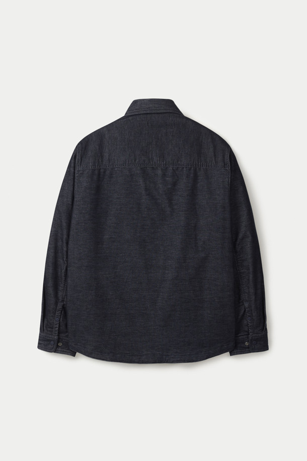 투톤 소프트 코듀로이 퀼팅 아우터셔츠는 부드러운 촉감의 코듀로이 소재와 3M 신슐레이트 충전재를 사용하여 보온성과 경량성을 동시에 갖춘 아우터셔츠입니다. 간절기와 겨울철, 데일리 및 캐주얼 스타일 모두 소화 가능하며, 출근룩과 캠핑룩에도 활용하기 좋습니다. 셔츠형 디자인에 레귤러핏으로 편안하게 착용할 수 있으며, 가슴 빅 포켓, 하단 사선 포켓, 라운드 밑단, 배색 디테일이 돋보입니다. 무지 패턴의 투톤 컬러로 캐주얼, 클래식, 미니멀 등 다양한 스타일을 연출할 수 있습니다. 스냅 여밈 방식으로 편의성을 더했습니다.
