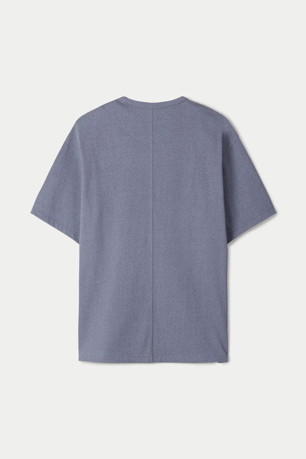 **워싱 반팔 티셔츠**

부드러운 면 소재로 제작된 워싱 반팔 티셔츠입니다. 얇은 두께감으로 여름철에도 시원하게 착용 가능하며, 일상복으로 편안하게 즐길 수 있습니다. 빈티지하면서도 베이직한 스타일로, 동네 마실룩이나 여행룩 등 다양한 TPO에 활용하기 좋습니다. 오버핏 디자인과 라운드넥으로 편안한 착용감을 선사하며, 넥라인 바인딩 처리, 어깨선 다트 디테일, 소매 하단 로고 자수, 옆선 밑단 트임 등의 섬세한 디테일이 돋보입니다. 그레이 컬러의 무지 디자인으로 미니멀한 스타일을 연출하기 좋습니다.
