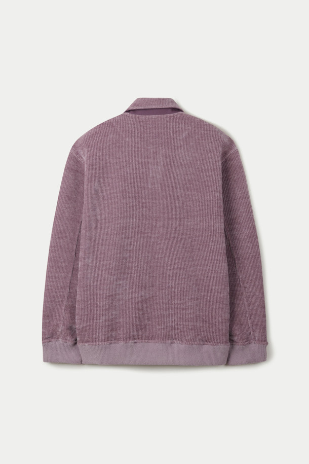 보온성이 뛰어난 셔닐 스웻 셔츠입니다. 벨벳과 유사한 은은한 광택감이 고급스러운 분위기를 자아내며, 부드러운 촉감으로 편안한 착용감을 선사합니다. 퍼플 컬러에 무지 디자인으로, 클래식하고 미니멀한 스타일을 연출하기 좋습니다. 레귤러 핏에 칼라 넥 라인, 플라켓 디테일이 돋보이며, 소매와 밑단 립 처리로 깔끔하게 마무리되었습니다. 겨울철 데일리룩으로 활용하기 좋은 두꺼운 두께감의 긴소매 셔닐 스웻 셔츠입니다.
