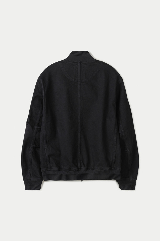 스모킹 데님 MA-1은 빈티지한 감성을 담은 남녀 공용 점퍼입니다. 블랙 컬러의 무지 디자인으로, 데이트룩이나 가을 나들이룩에 활용하기 좋습니다. 허리선 기장의 세미 루즈핏으로 편안하게 착용 가능하며, 스모킹 봉제 디테일, 워싱 가공, 빈티지 텍스처가 특징입니다. 간절기에 입기 좋은 홑겹 두께이며, 집업 방식으로 간편하게 여밀 수 있습니다. 클래식, 미니멀, 캐주얼 스타일을 모두 소화할 수 있는 활용도 높은 아우터입니다.
