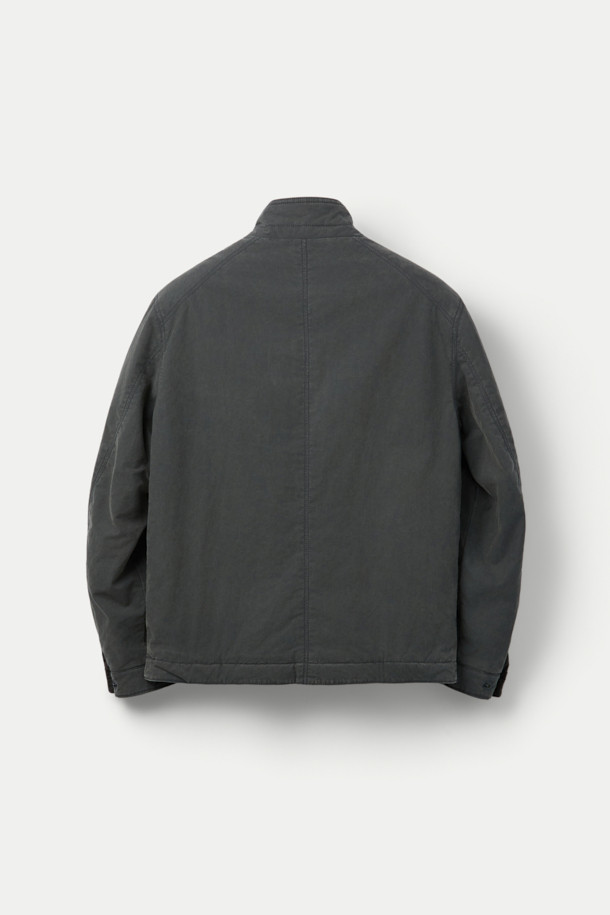 피그워싱 면패딩 점퍼는 간절기에 적합한 베이직 스타일의 남성 아우터입니다. 부드러운 촉감의 면 소재로 제작되었으며, 그레이 컬러의 무지 디자인으로 다양한 룩에 매치하기 좋습니다. 피그워싱 가공을 통해 자연스러운 외관을 연출하며, 방풍/방수 기능과 3M 신슐레이트 충전재, 항아리 퀼팅으로 보온성을 높였습니다. 일상생활은 물론 가을 나들이룩, 겨울 데일리룩에도 활용하기 좋은 캐주얼, 미니멀, 클래식 스타일의 점퍼입니다. 집업 여밈 방식과 레귤러핏으로 편안하게 착용할 수 있으며, 긴 소매와 아웃포켓 디테일이 특징입니다.
