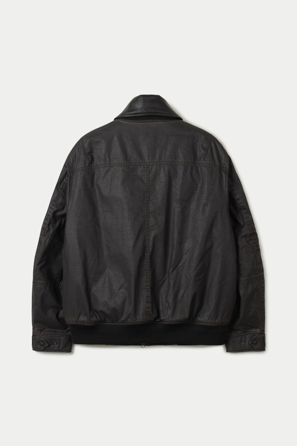 이탈리아 립스탑 카본 코팅 원단을 사용하여 방풍 및 발수 기능을 갖춘 립스탑 워크 블루종 점퍼입니다. 블랙 컬러의 무지 디자인으로, 간절기에 캐주얼하고 빈티지한 스타일을 연출하기 좋습니다. 루즈핏과 세미오버핏으로 편안한 착용감을 제공하며, 부드럽고 유연한 면 소재로 제작되었습니다. 빌트인 가죽 칼라와 탈착 가능한 칼라, 신슐레이트 충전재를 통해 보온성을 높였으며, 레이어드하여 다양한 스타일을 연출할 수 있습니다. 동네 마실룩, 여행룩, 가을 나들이룩 등 다양한 TPO에 활용하기 좋은 워크웨어 스타일의 점퍼입니다.
