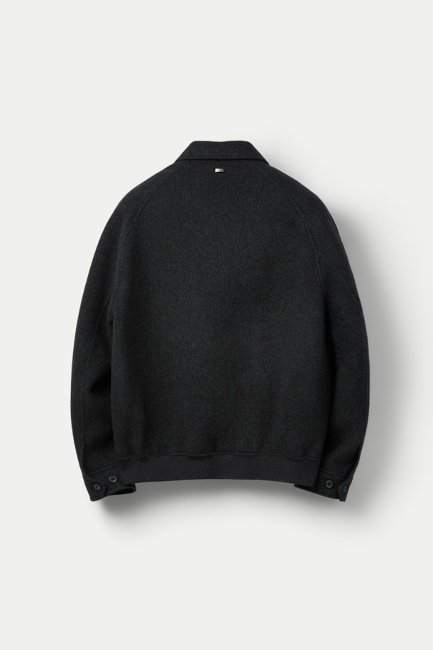 **핸드메이드 블루종**

부드러운 울, 캐시미어, 스웨이드 소재가 조화롭게 어우러져 포근한 착용감을 선사하는 핸드메이드 블루종입니다. 간절기와 겨울철, 데이트룩, 모임룩 등 다양한 TPO에 활용하기 좋으며, 클래식, 미니멀, 캐주얼 스타일을 모두 아우릅니다. 블랙 컬러의 무지 디자인에 세미 루즈핏으로 편안함을 더했으며, 니트 립 마감, 사선 포켓, 스웨이드 배색 디테일이 빈티지 무드를 자아냅니다. 핸드메이드 봉제 방식으로 제작되어 높은 퀄리티를 자랑하는 숏 기장의 집업 블루종입니다.
