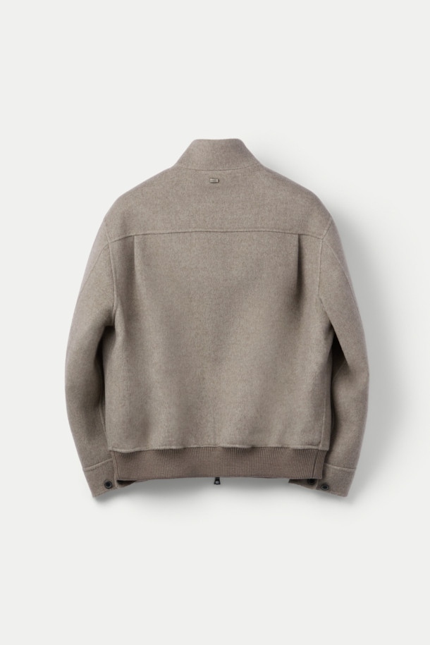 부드러운 울과 캐시미어 혼방 소재로 제작되어 포근한 착용감을 선사하는 핸드메이드 스탠드넥 블루종입니다. 미니멀, 빈티지, 캐주얼 스타일을 아우르며, 가을, 겨울 시즌 데일리룩, 산책룩, 동네 마실룩에 적합합니다. 세미 오버핏으로 편안하게 떨어지는 핏과 드롭된 어깨 라인이 특징이며, 스탠드넥 디자인으로 목을 따뜻하게 감싸줍니다. 밑단 니트 립 마감과 정전기 방지 안감으로 실용성을 높였으며, 무지 디자인으로 다양한 스타일 연출이 용이합니다.
