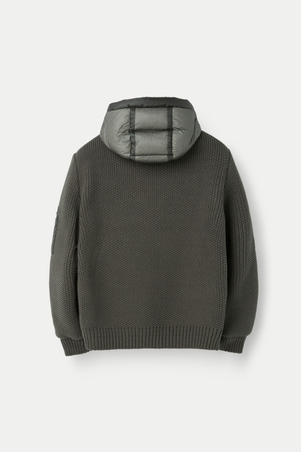 세련된 니트 하이브리드 아우터 점퍼입니다. 캐주얼, 미니멀, 클래식 스타일을 아우르며, 일상과 출근룩에 모두 잘 어울립니다. 카키 및 올리브 색상으로 출시되어 겨울철 스타일링에 포인트를 더합니다. 초경량 나일론과 니트 소재의 조합으로 뛰어난 착용감과 보온성을 제공하며, 덕다운 충전재, 방풍, 발수 기능, 탈부착 후드, 하이브리드 디자인 등 다양한 특징을 갖췄습니다. 레귤러핏에 집업 스타일로 편안함과 활동성을 동시에 잡았습니다.
