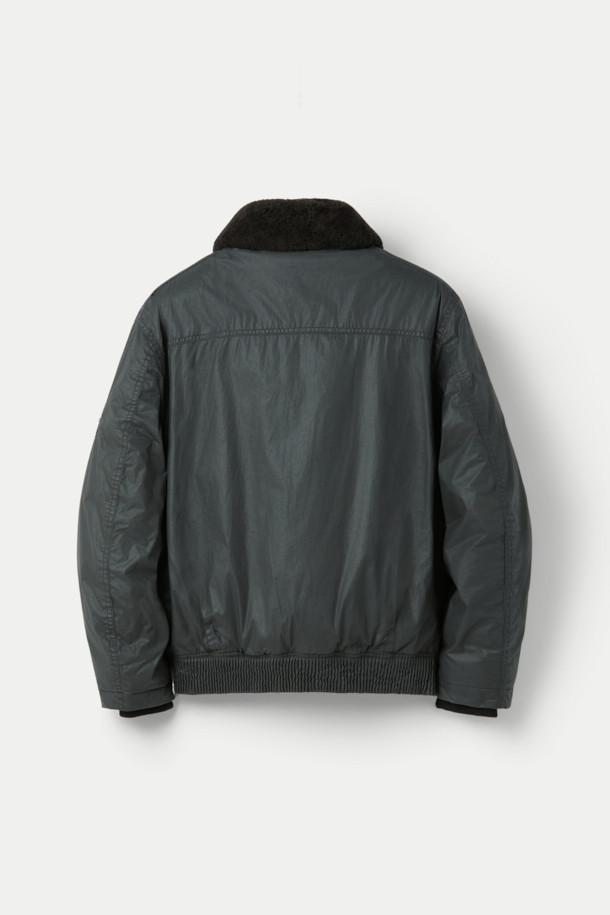 올메텍스 카본 라파예트는 남성용 겨울 점퍼입니다. 카본 및 블랙 컬러로 출시되었으며, 밀리터리와 빈티지 스타일을 동시에 느낄 수 있습니다. MA-1, B-15 코트 타입 디자인에 탈부착 가능한 리얼 FUR 칼라와 구스다운 충전재를 사용하여 보온성을 높였습니다. 방풍 및 발수 기능을 갖춘 면혼방 소재에 카본 코팅 처리와 빈티지 워싱 가공으로 내구성을 더했으며, 세미루즈핏과 드롭 숄더 디자인으로 편안한 착용감을 제공합니다. 출근룩, 여행룩, 클래식, 미니멀, 워크웨어 스타일을 즐기는 분들께 추천합니다.
