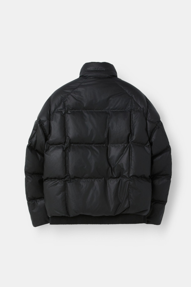 레더라이크 숏 패딩은 세련된 겨울 스타일을 완성하는 필수템입니다. 인조 가죽 소재와 퀼팅 디자인이 어우러져 캐주얼하면서도 모던한 분위기를 연출합니다. 덕다운 충전재와 방풍, 발수 기능으로 보온성을 높였으며, 경량 설계로 편안한 착용감을 제공합니다. 스탠드 넥과 니트립 소맷단, 사이드 포켓 디테일로 실용성을 더했으며, 출근룩과 여행룩 등 다양한 TPO에 활용 가능합니다. 블랙 컬러의 세미루즈핏으로 어떤 스타일에도 쉽게 매치하여 미니멀, 클래식 무드를 연출할 수 있습니다.
