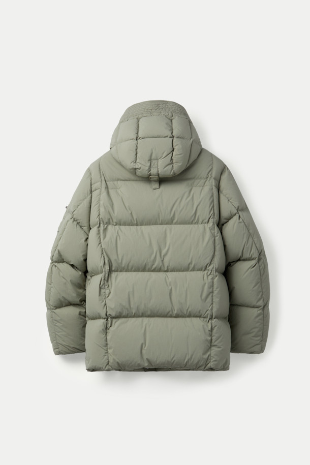 "구스다운 에어트루퍼"는 겨울철 추위를 완벽하게 방어해 줄 남녀 공용 아우터입니다. 보온성이 뛰어난 구스다운 충전재와 튼튼한 나일론 소재를 사용하여, 일상생활은 물론 아웃도어 활동에도 적합합니다. 밀리터리 스타일과 캐주얼 무드를 동시에 느낄 수 있으며, 레귤러핏과 무지 디자인으로 어떤 스타일에도 잘 어울립니다. 카키와 올리브 두 가지 색상으로 출시되었으며, 넉넉한 포켓 디테일과 후드, 방수 기능으로 실용성을 더했습니다. 여행, 캠핑, 등산 등 다양한 TPO에 활용 가능하며, 고프코어 및 미니멀 스타일 연출에도 제격입니다.
