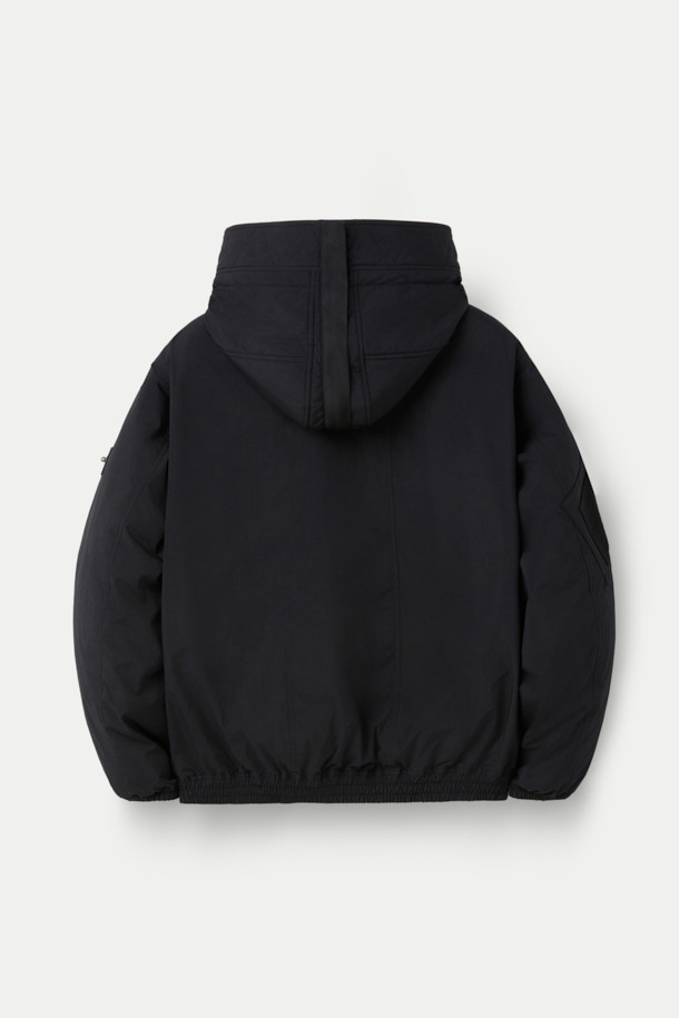 SERIES; X UNAFFECTED MK3 하이브리드 다운 봄버는 남성용 아우터로, 겨울철 일상룩에 적합한 다운 점퍼입니다. 블랙 컬러에 무지 패턴으로 미니멀하면서도 스트릿 스타일을 연출할 수 있으며, 하이넥 디자인과 플랩 포켓 디테일이 돋보입니다. 오버핏 크롭 기장으로 트렌디함을 더하고, 보온성과 방수 기능을 갖춰 추운 날씨에도 쾌적하게 착용 가능합니다. 하이브리드 다운 충전재와 나일론 소재를 사용하여 뛰어난 보온성을 제공하며 출근룩과 여행룩에 모두 활용하기 좋습니다.
