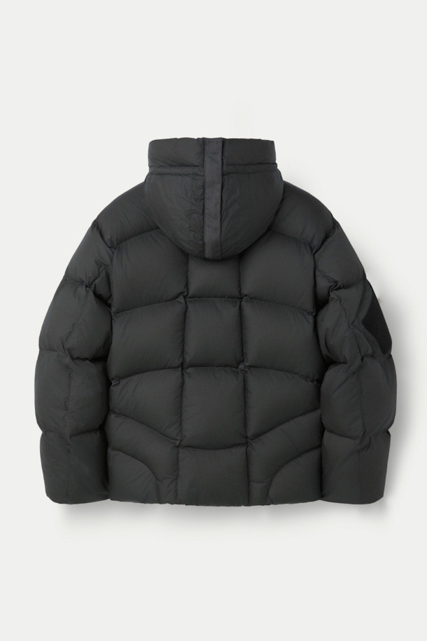 SERIES; X UNAFFECTED N2B 숏 다운 점퍼는 남녀 공용으로 착용 가능한 오버핏 숏패딩입니다. 겨울철 보온과 방풍 기능에 중점을 둔 두꺼운 두께의 나일론 소재를 사용하여 제작되었으며, 부드러운 촉감을 선사합니다. 집업 스타일의 블랙 무지 디자인으로, 캐주얼 및 스포티 무드를 연출하며 캠핑룩이나 등산룩과 같은 TPO에도 적합합니다. 후드가 달려 있어 더욱 따뜻하고 스타일리시하게 착용 가능하며, 미니멀한 스타일을 선호하는 분들께 추천합니다. 긴 소매 기장으로 활동성을 높였습니다.
