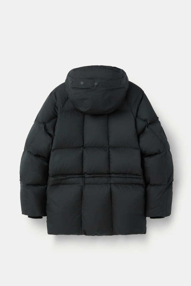 SERIES; X UNAFFECTED M90 ECWCS 다운 파카는 남성용 아우터로, 겨울철 일상 및 아웃도어 활동에 적합한 다운 파카입니다. 블랙 색상의 무지 디자인에 오버핏으로 제작되어 스포티하면서도 밀리터리 스타일을 연출합니다. 두꺼운 두께감과 방수 기능을 갖춘 나일론 소재로 제작되어 보온성을 높였으며, 여행, 캠핑, 등산 등 다양한 TPO에 활용 가능합니다. 집업 여밈 방식에 긴 소매, 후드, 패딩 디테일이 돋보이는 다운 파카입니다.
