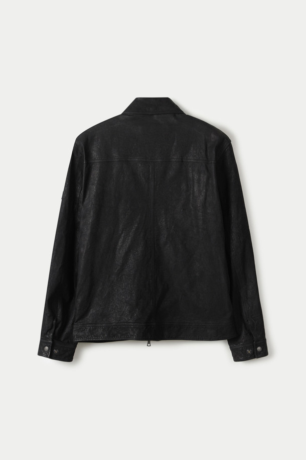 세련된 스타일을 완성하는 여성 양가죽 오일 워싱 트러커 재킷입니다. 부드러운 촉감의 소가죽 소재로 제작되어 편안한 착용감을 선사하며, 봄, 가을 시즌에 활용하기 좋습니다. 크롭 기장과 레귤러핏 디자인으로 캐주얼하고 클래식한 무드를 연출하며, 집업 여밈 방식으로 간편하게 착용할 수 있습니다. 데이트룩, 모임룩 등 다양한 TPO에 활용 가능한 매력적인 아이템입니다. 무지 패턴에 오일 워싱 처리로 은은한 멋을 더했습니다.
