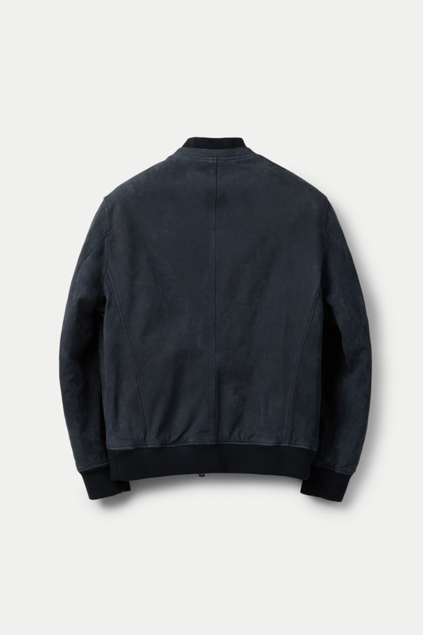 부드러운 양가죽 소재와 워싱 가공으로 빈티지한 멋을 살린 MA-1 스타일의 아우터입니다. 시크한 블랙 컬러에 오버핏 디자인으로 트렌디한 스타일을 연출하며, 봄, 가을 간절기에 활용하기 좋습니다. 크롭 기장과 립 디테일이 더해져 캐주얼하면서도 스트릿 무드를 강조합니다. 긴 소매와 두꺼운 두께감으로 고급스러운 착용감을 선사합니다. 집업 방식으로 간편하게 착용 가능하며, 다양한 스타일과 매치하여 개성 있는 룩을 완성할 수 있습니다.
