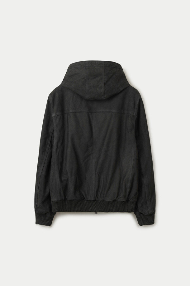 부드러운 양가죽 소재로 제작된 여성용 워싱 후디 점퍼입니다. 캐주얼, 미니멀, 시크 스타일을 연출하기에 좋으며, 데이트룩과 모임룩에 활용하기 좋습니다. 블랙 컬러의 무지 디자인에 루즈핏과 크롭 기장으로 세련된 실루엣을 선사합니다. 봄, 가을 시즌에 적합하며, 두꺼운 두께감으로 따뜻하게 착용할 수 있습니다. 집업 형태로 간편하게 착용 가능하며, 워싱 처리로 자연스러운 멋을 더했습니다.
